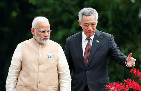 India’s Prime Minister Narendra Modi is welcomed by Singapore’s Prime Minister Lee Hsien Loong at the Istana in Singapore June 1, 2018. REUTERS/Edgar Su