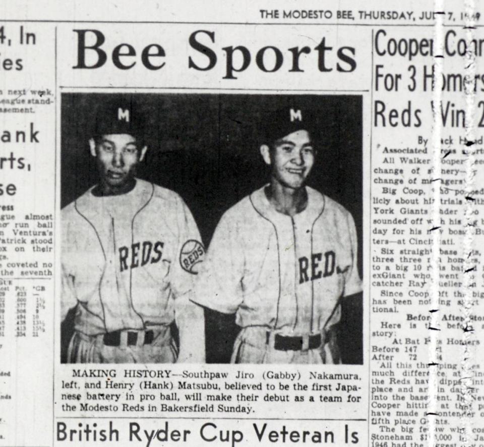 Copia de The Modesto Bee, foto de deportes en el microfilm de la edición del 7 de julio de 1949. El pie de foto dice HACIENDO HISTORIA--El zurdo Jiro (Gabby) Nakamura, a la izquierda, y Henry (Hank) Matsubu, que se cree son la primera batería japonesa en el beisbol profesional, harán su debut como equipo para los Modesto Reds en Bakersfield el domingo.
