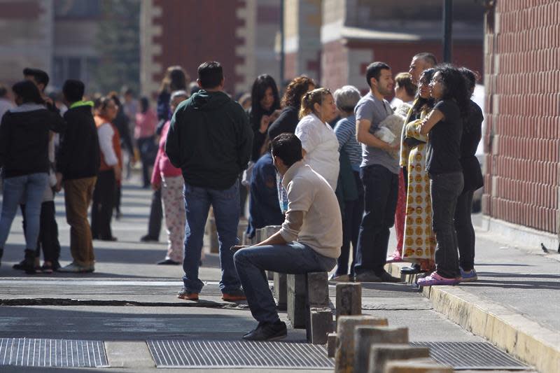 Un fuerte sismo de magnitud preliminar 7 sacudió hoy la Ciudad de México, así como el centro y el sur del país a las 17.39 hora local (23.39 GMT), con epicentro a ocho kilómetros al noreste de Pinotepa Nacional, estado sureño de Oaxaca, informó el Servicio Sismológico Nacional. EFE/ARCHIVO