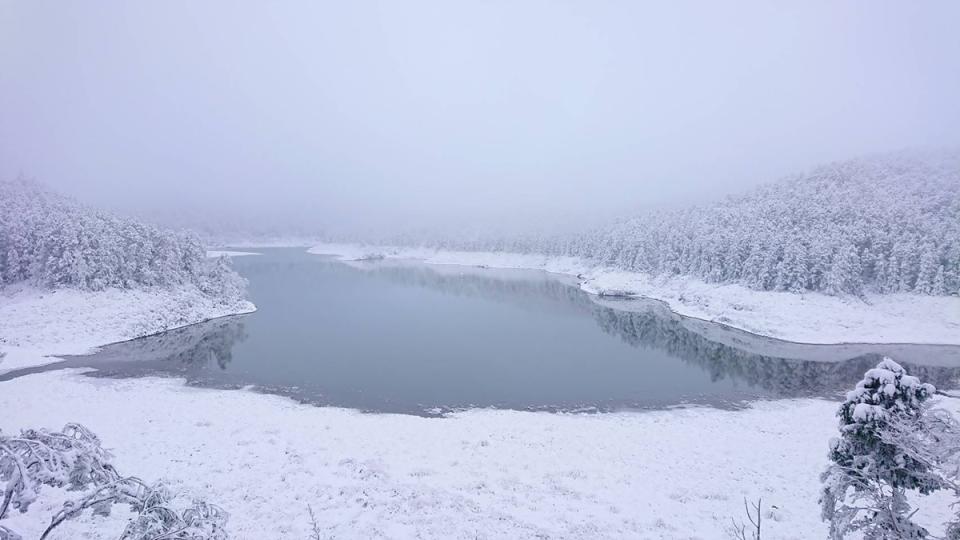 宜蘭縣太平山國家森林遊樂區10日雖已無降雪，但翠峰湖（圖）雪白美景，山林和湖面一片銀白世界仍吸引許多人入園。（羅東林區管理處提供）