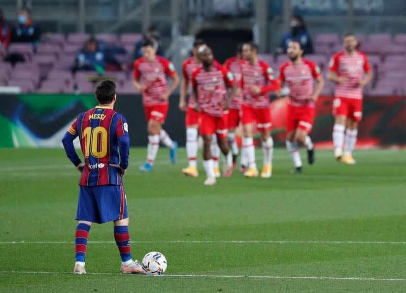 Foto del jueves del delantero de Barcelona Lionel Messi reaccionando mientras los futbolistas de Granada celebran el gol de la victoria de Jorge Molina