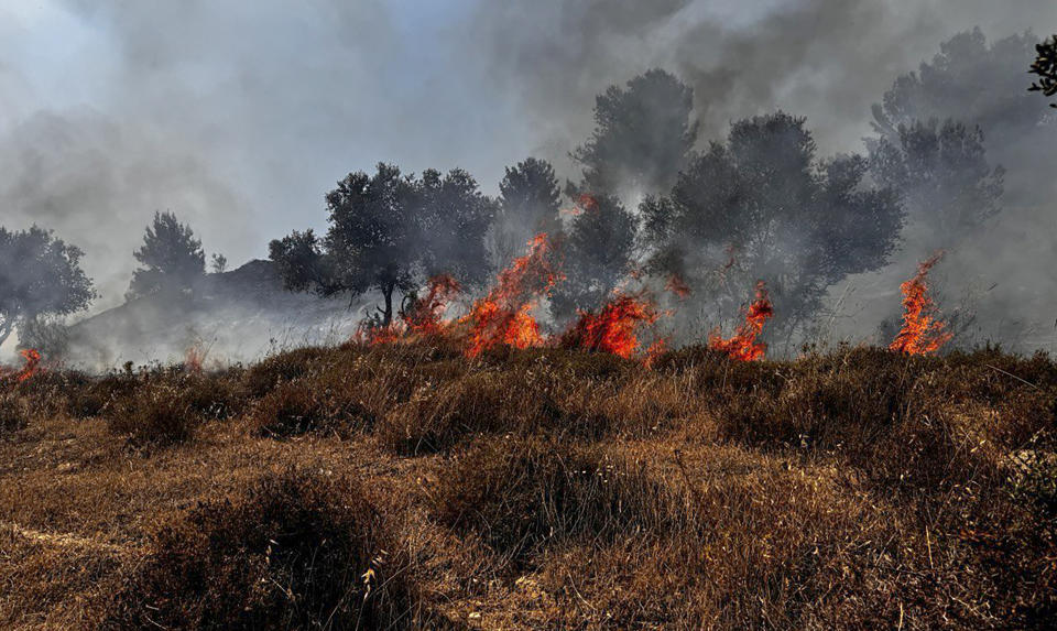 黎巴嫩真主黨對以色列北部發動火箭襲擊，引發數個地區火災。（Photo by Samir Abdalhade/Anadolu via Getty Images）