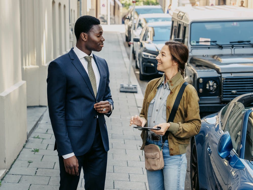 "Polizeiruf 110: Little Boxes": Kriminalhauptkommissarin Cris Blohm (Johanna Wokalek) zieht Kriminaloberkommissar Otto Ikwuakwu (Bless Amada) wegen seiner guten Kleidung auf. (Bild: Ariane Krampe Filmproduktion/BR/Hendrik Heiden)