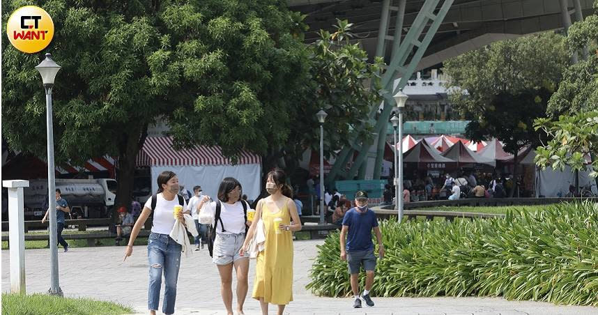 今明兩天各地多雲到晴。圖為花博公園假日人潮。（圖／劉耿豪攝）