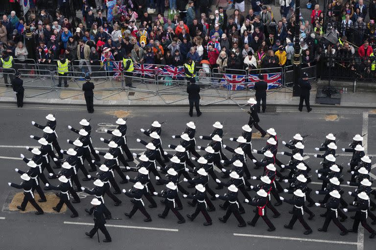 Los miembros de los Royal Marines marchan a lo largo de la ruta de la "Procesión del Rey", un tramo de dos kilómetros desde el Palacio de Buckingham hasta la Abadía de Westminster, en el centro de Londres