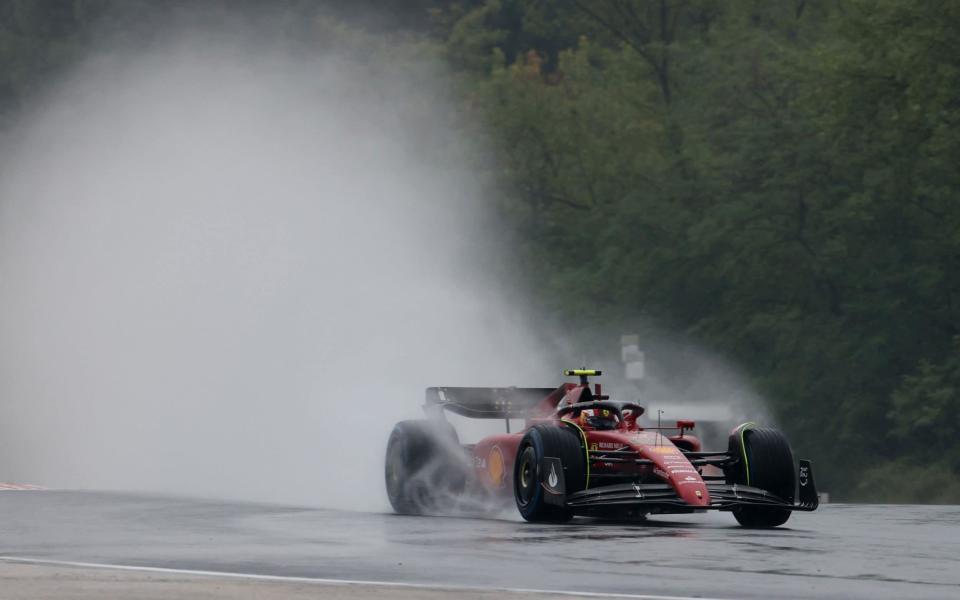 Hungarian Grand Prix - Hungaroring, Budapest, Hungary - July 30, 2022 Ferrari's Carlos Sainz Jr. in action leaves a trail of spray due to rain during practice - REUTERS/Bernadett Szabo