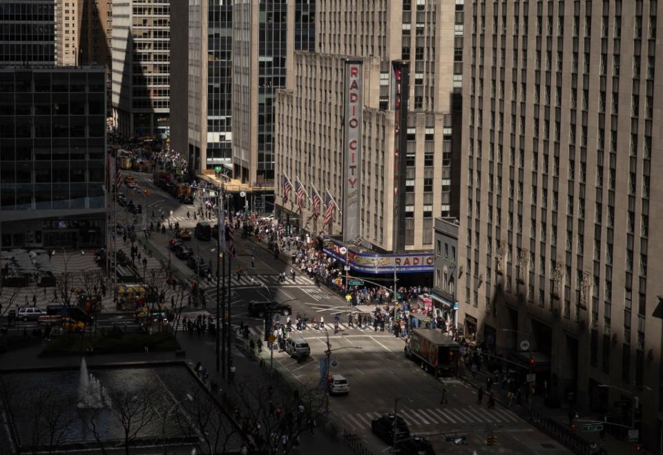 People lining the street during the eclipse on 6th Avenue. Billy Becerra / NY Post