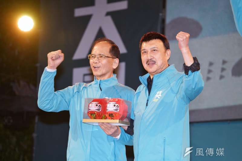 20191126-立委余天於26日舉行競選總部成立晚會，前行政院長游錫堃贈送達摩給余天。（盧逸峰攝）