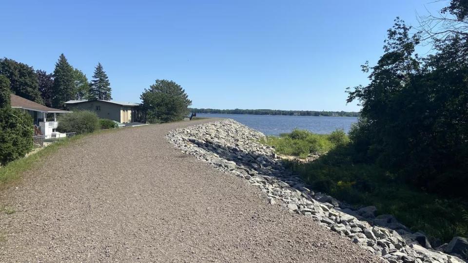 The new Sainte-Marthe-sur-le-Lac dike is higher than the previous one.