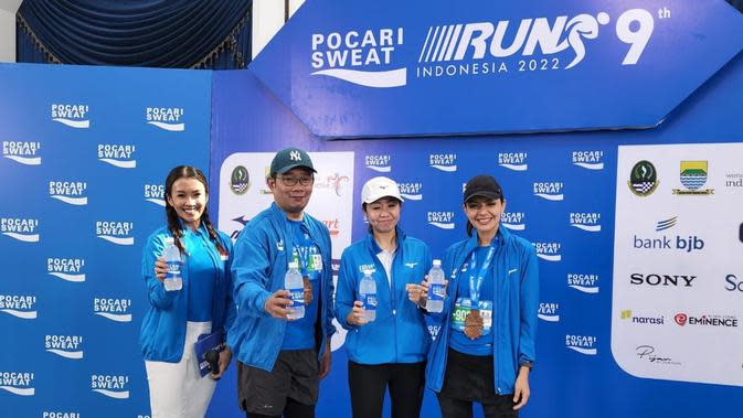 Peserta Pocari Sweat Run 2022 dari kiri ke kanan: Melani Putri, Ridwan Kamil, Puspita Wina, Najwa Shihab. (Erwin Snaz/Bola.com)