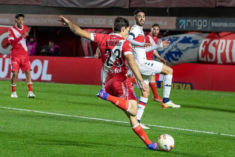 Federico Redondo en su debut en primera división a los 19 años, en el encuentro que Argentinos Juniors le ganó a Tigre 2-1