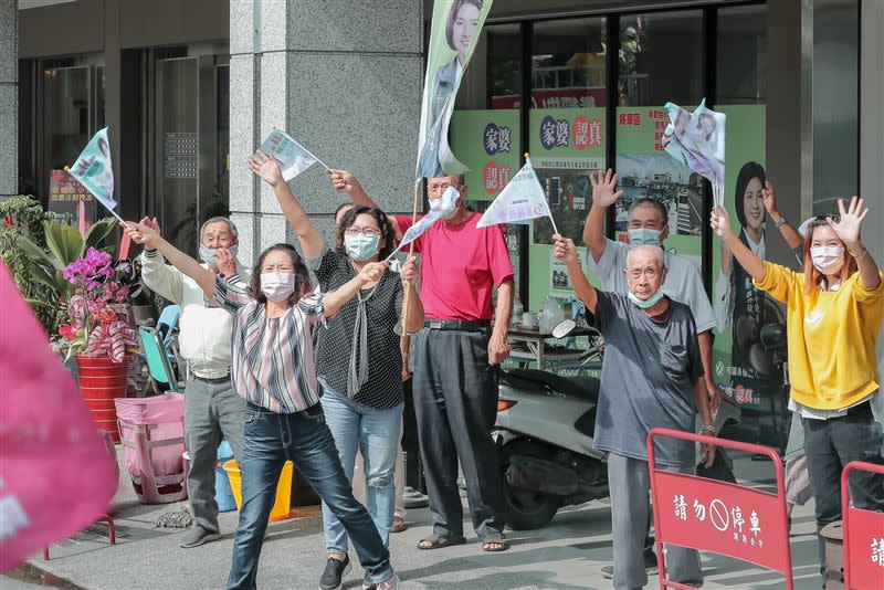 黃偉哲車掃時沿途民眾熱情支持（圖／黃偉哲競選總部提供）