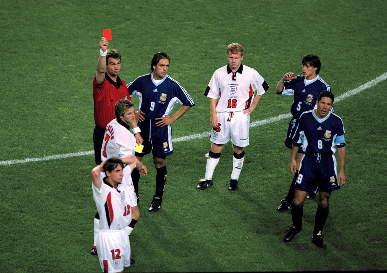 David Beckham viendo la tarjeta roja en el Argentina-Inglaterra del Mundial de 1998. (Foto: Mark Leech / Getty Images).