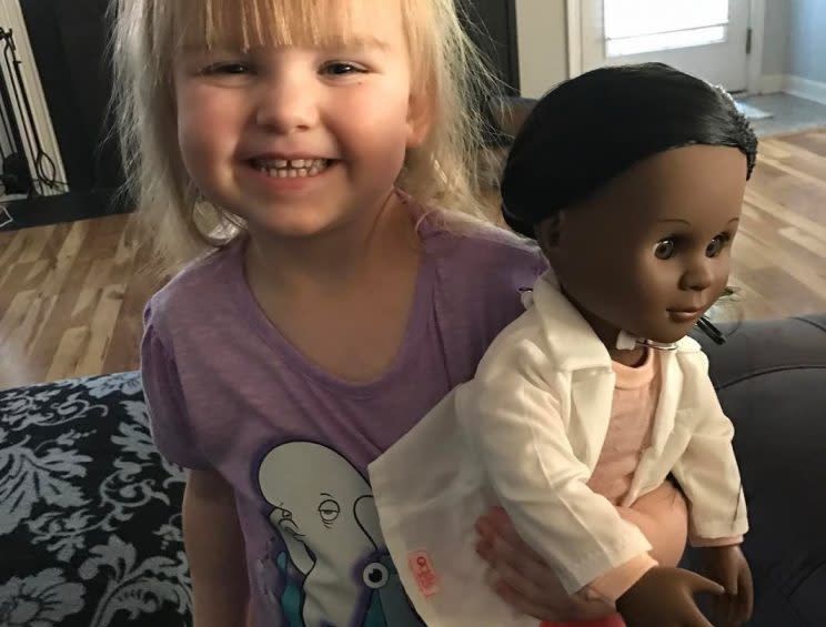 Sophia y su muñeca nueva. Foto: Instagram/leilani324