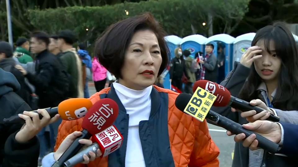 立委候選人汪志冰因穿韓國瑜競選外套，在升旗典禮場外被攔下。（圖／東森新聞）
