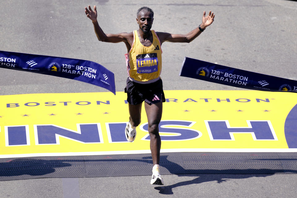 El etiope Sisay Lemma cruza la meta para ganar el Maratón de Boston el lunes 15 de abril del 2024. (AP Foto/Charles Krupa)