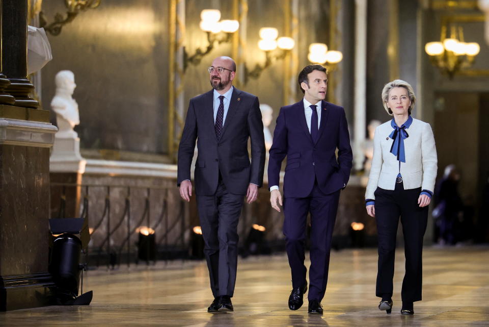 Charles Michel, Emmanuel Macron und Ursula von der Leyen nach dem EU-Gipfel in Versailles. 