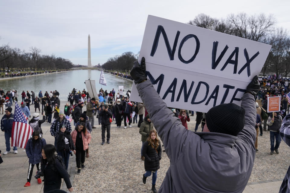 Les manifestants se rassemblent pour un rassemblement contre les mandats de vaccination contre le COVID-19 devant le Lincoln Memorial à Washington, le dimanche 23 janvier 2022. (AP Photo/Patrick Semansky)