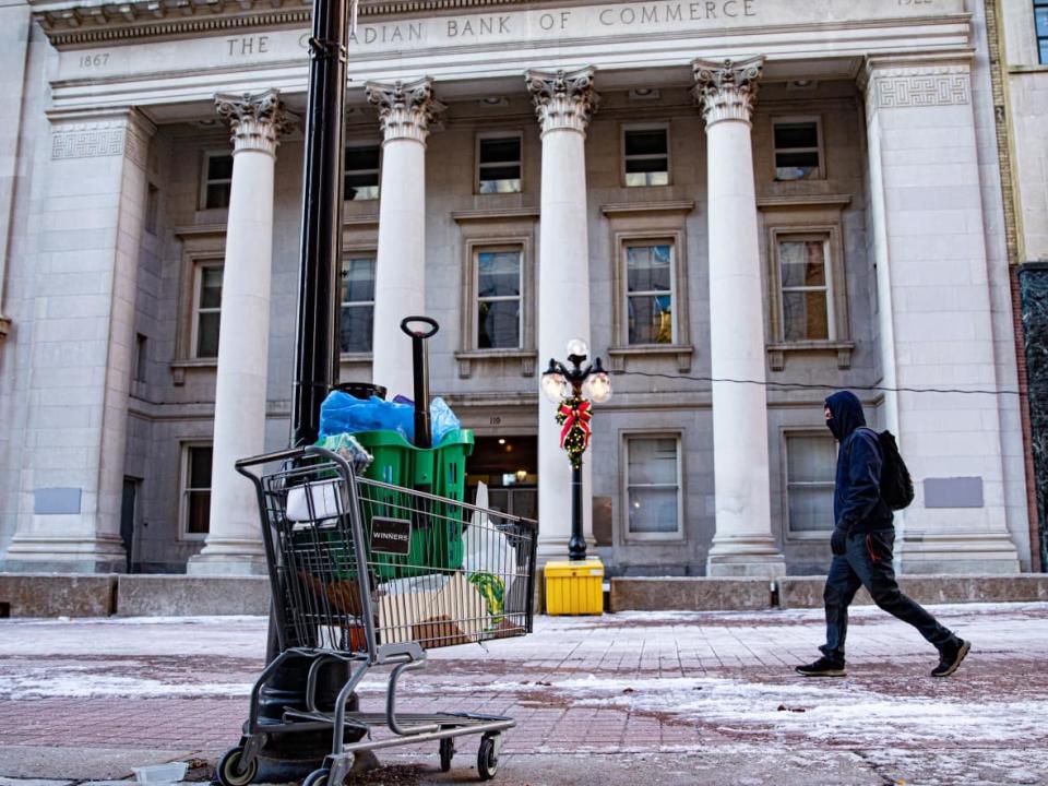 A pedestrian in a mask walks along Sparks Street during the COVID-19 pandemic in December 2020. (CBC Otawa - image credit)