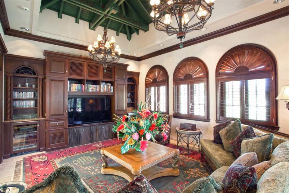 <p>Un autre salon plus exotique avec beaucoup de bois, des motifs et des couleurs. (Photo : Sotheby’s International Realty) </p>