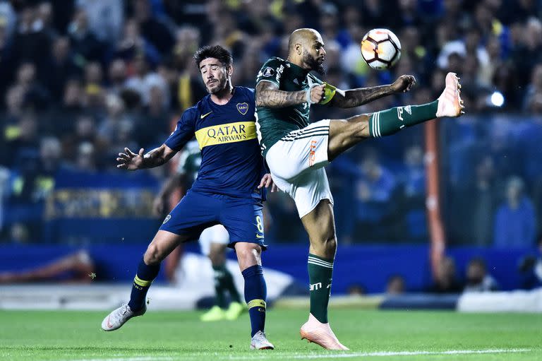 Felipe Melo despeja ante Pablo Pérez, en la semifinal por la Copa Libertadores 2018 que Boca le ganó a Palmeiras