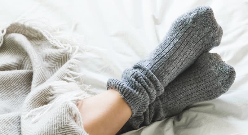 Dormir avec des chaussettes serait bon pour la santé, d’après les experts. [Photo: Getty]