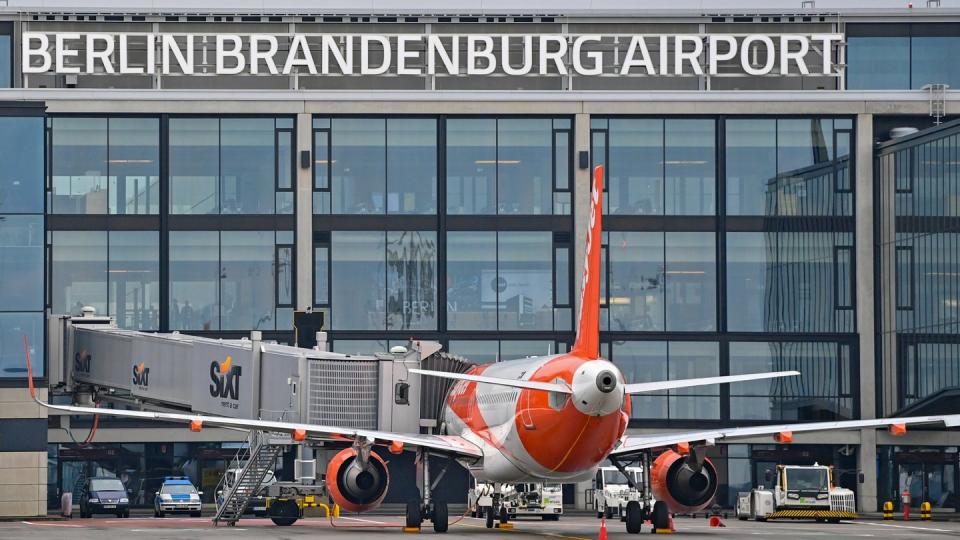 Ein Passagierflugzeug der britischen Fluggesellschaft Easyjet an einem Gate am Terminal 1 vom Hauptstadtflughafen Berlin Brandenburg «Willy Brandt» (BER).