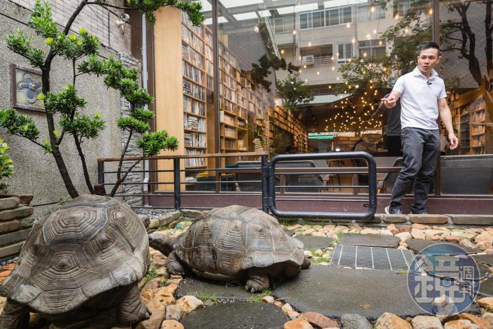 李昆霖熱愛動物，他在Booking漫畫店後院養陸龜，天氣好時會陪寵物做日光浴。