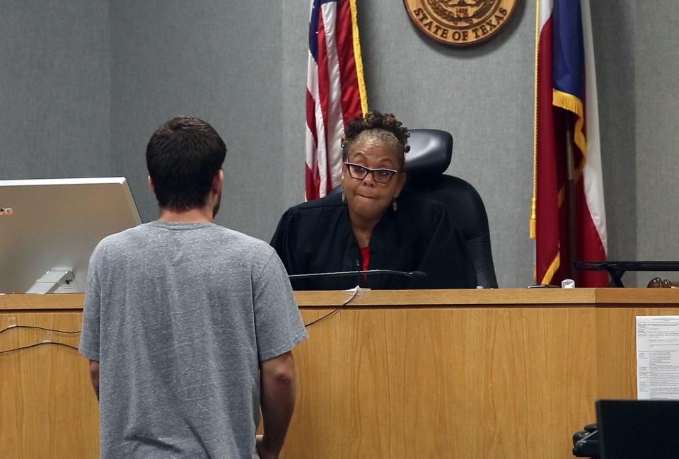 Judge Brenda Kennedy is shown meeting in 2015 with a Travis County drug diversion court participant.
(Credit: Reshma Kirpalani/ AMERICAN-STATESMAN)