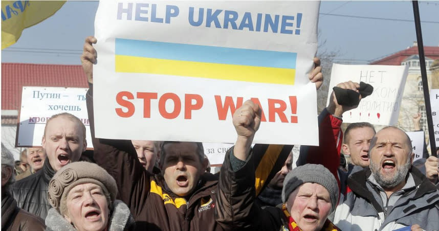 2014年3月7日，烏克蘭民眾在首都基輔俄羅斯大使館附近，舉牌反對俄烏衝突，如今看來不勝唏噓。（圖／達志／美聯社）