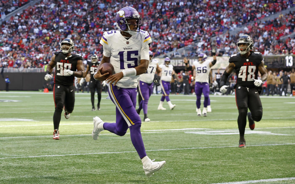 ATLANTA, GEORGIA – 5 DE NOVIEMBRE: Joshua Dobbs # 15 de los Minnesota Vikings corre el balón para anotar durante el tercer cuarto del juego contra los Atlanta Falcons en el estadio Mercedes-Benz el 5 de noviembre de 2023 en Atlanta, Georgia.  (Foto de Alex Slitz/Getty Images)