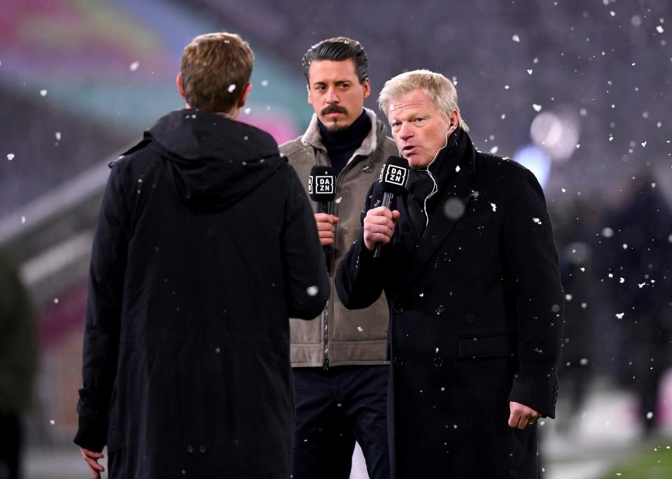 Fussball 1. Bundesliga Saison 2021/2022 18. Spieltag FC Bayern Muenchen - Borussia Moenchengladbach 07.01.2022 DAZN Reporter Sandro Wagner (mitte) mit Vorstandsvorsitzender Oliver Kahn (re, FC Bayern Muenchen).