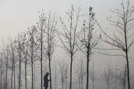 <p>Ein Mann in Pristina, der Hauptstadt des Kosovo, schaut auf sein Handy, während er am Morgen vom Smog der Stadt umgeben ist. (Bild: Reuters) </p>