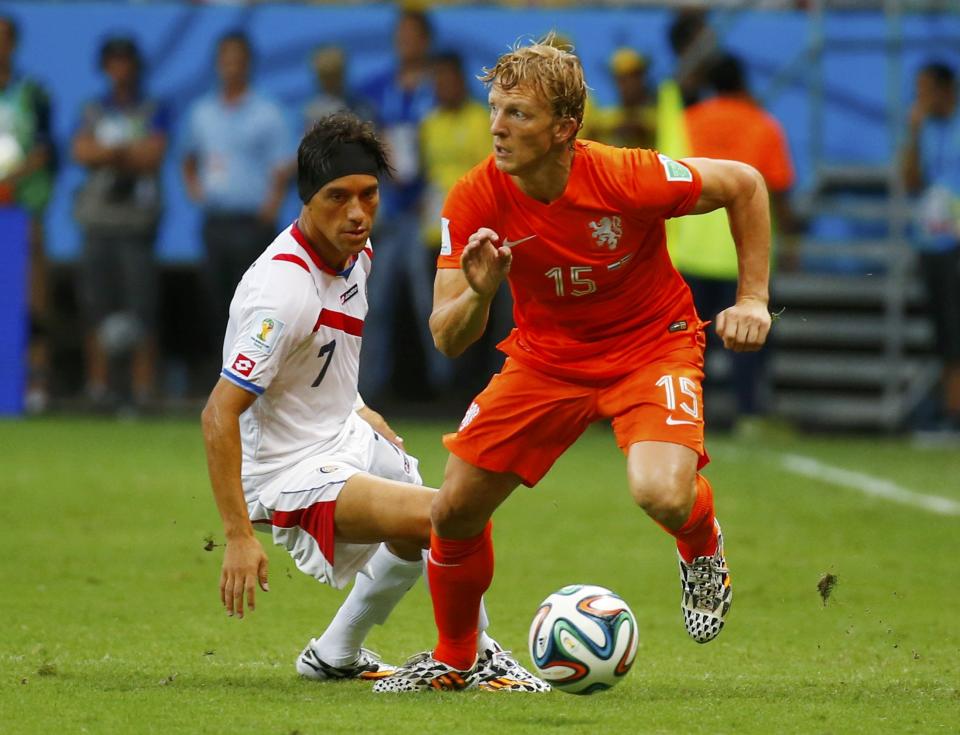 Costa Rica's Christian Bolanos (L) fights for the ball with Dirk Kuyt of the Netherlands during their 2014 World Cup quarter-finals at the Fonte Nova arena in Salvador July 5, 2014. REUTERS/Paul Hanna