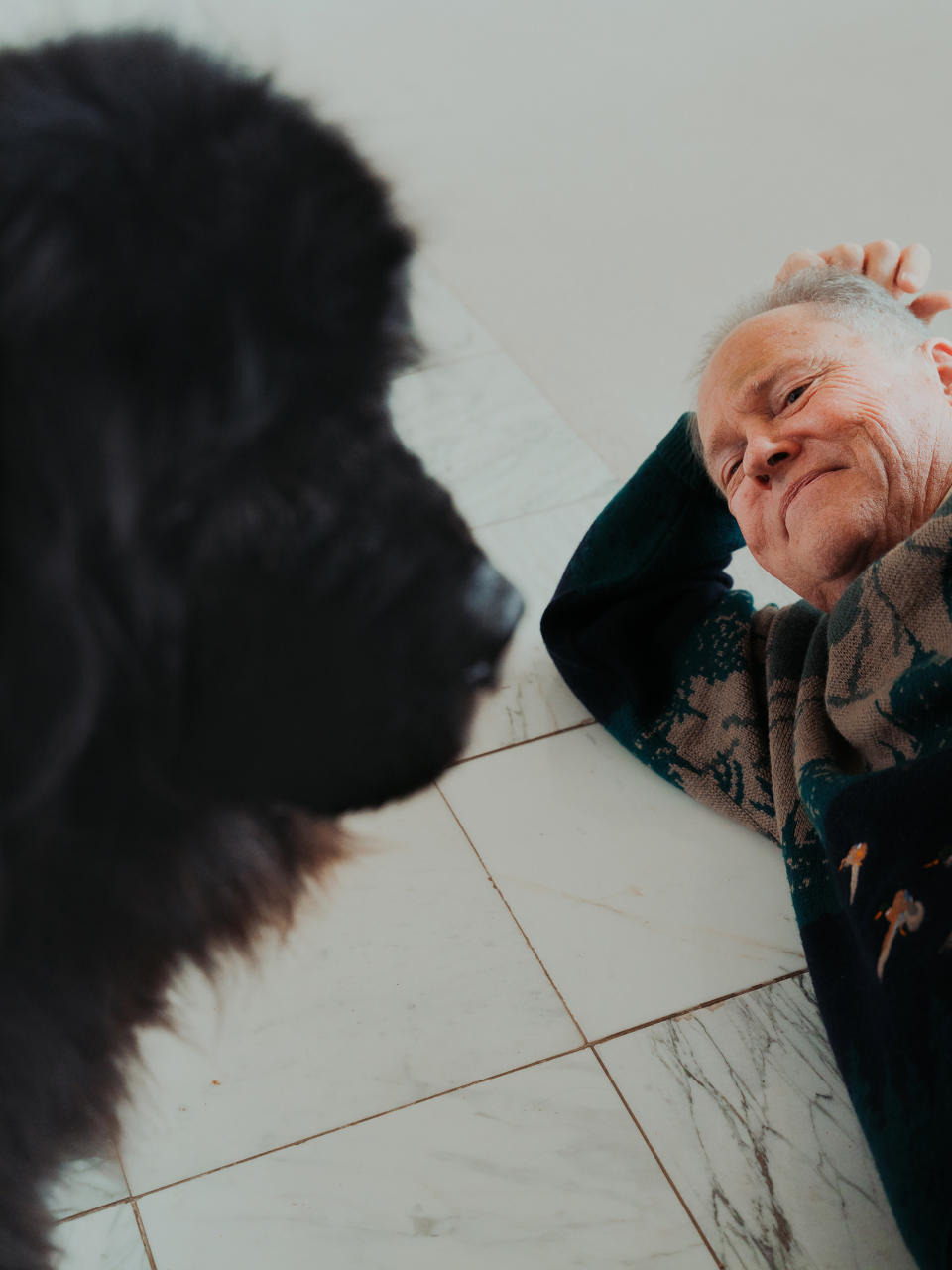 Brian Edwards, a quien se le diagnosticó la enfermedad de Alzheimer en 2017, con su perro Haven en su casa de Topeka, Kansas, el 12 de marzo de 2021. (Barrett Emke/The New York Times).