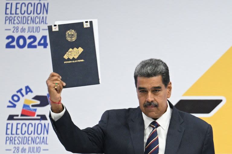El presidente Nicolás Maduro gesticula en la proclamación en la sede del CNE, en Caracas. (Federico PARRA / AFP)