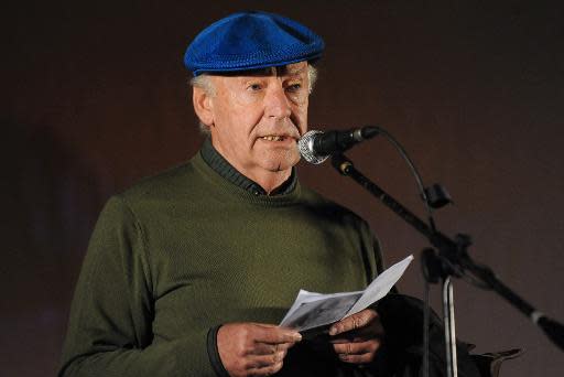 El escritor uruguayo Eduardo Galeano lee en Montevideo el 20 de octubre de 2009 una proclama por el esclarecimiento de las atrocidades de la dictadura de Uruguay (1973-85) (AFP/Archivos | Pablo Porciúncula)