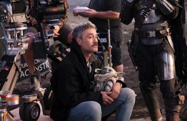 Taika Waititi en el set de The Mandalorian (Fuente: Lucasfilm)