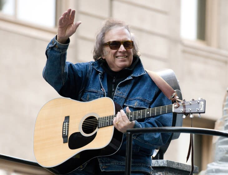 ARCHIVO - Don McLean monta una carroza en el Desfile del Día de Acción de Gracias de Macy's en Nueva York, el 22 de febrero de 2019. McLean comparte los secretos de su emblemática canción "American Pie" en un nuevo largometraje documental, "The Day the Music Died: The Story of Don McLean's 'American Pie'". (Foto AP/Charles Sykes, archivo)