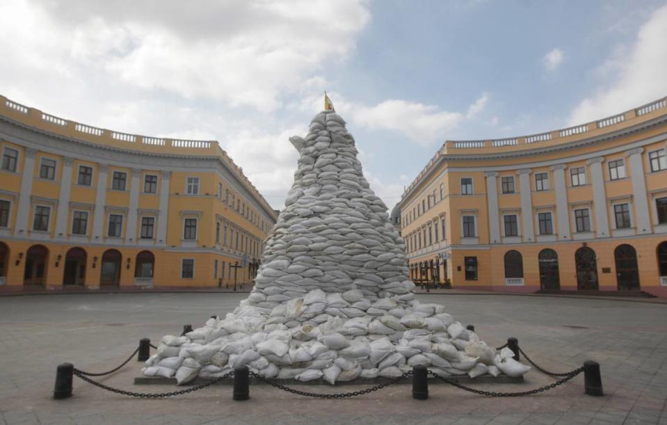 Vista general del monumento al duque de Richelieu, primer alcalde de Odesa, cubierto por sacos de arena para protegerlo del fuego ruso, el pasado 18 de marzo de 2022. (Odesa fue fundada por José de Ribas, de origen español, nacido en Nápoles cuando este reino pertenecía a la Corona española. Fue almirante de la Armada Imperial rusa y ayudó a Potemkim a conquistar la península de Crimea y a construir la Flota del Mar Negro en Sebastopol).