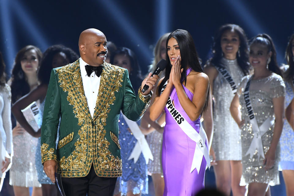 Panne in einer Kategorie: Steve Harvey verkündet erst die falsche Gewinnerin. (Bild: Paras Griffin/Getty Images)