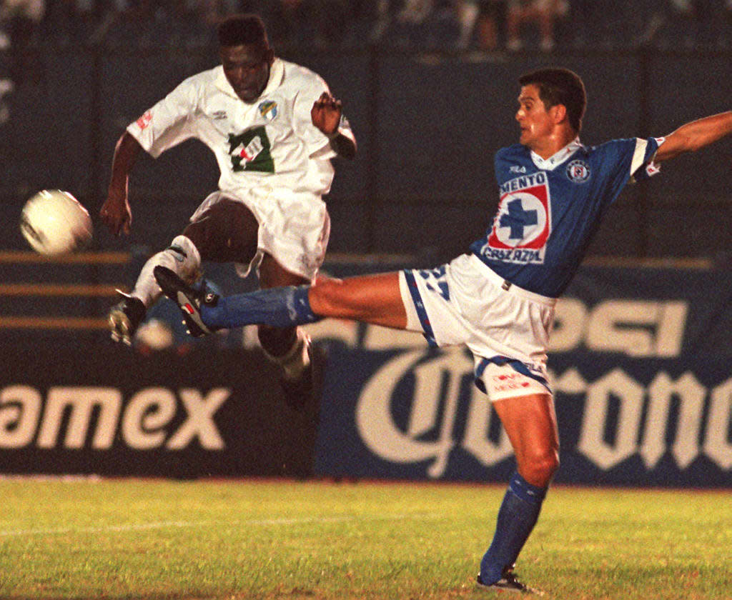 Carlos Hermosillo se convirtió en figura de Cruz Azul durante la década de los 90 (Foto de JORGE UZON/AFP vía Getty Images)