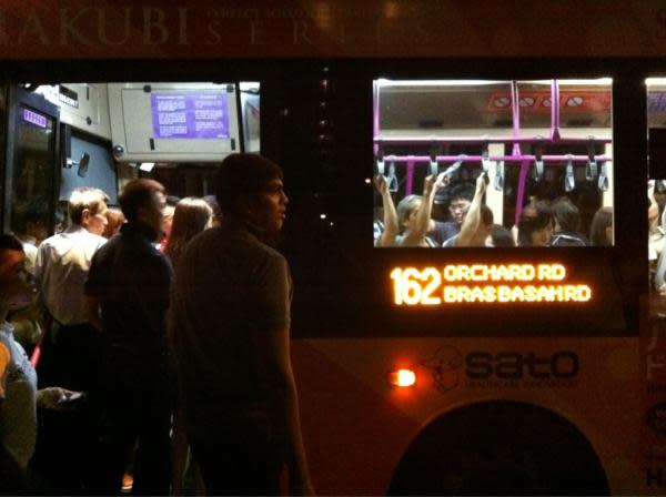 Crowds at Bishan, one of the affected stations in the train service outage. (Photo by Stanley Tang)