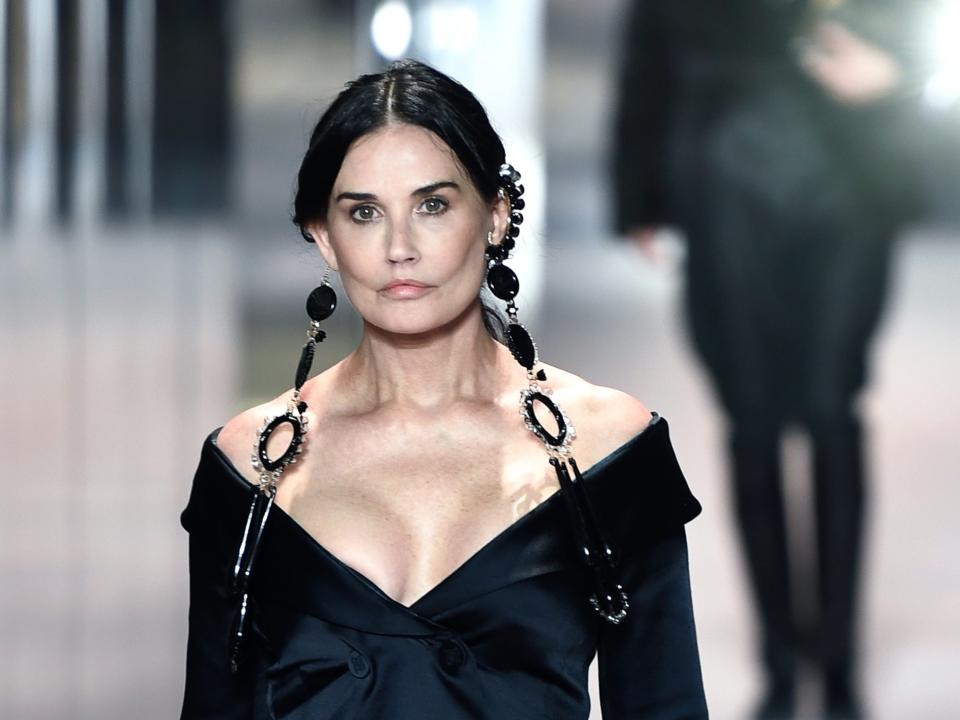 <p>La actriz estadounidense Demi Moore presenta una creación del diseñador británico Kim Jones para la colección Primavera-Verano 2021 de Fendi durante la Semana de la Moda de Alta Costura de París, en París, el 27 de enero de 2021. - El diseñador británico Kim Jones presenta su primera Colección Couture para Fendi desde que se unió a la casa de moda italiana Fendi como su diseñador principal de ropa femenina en septiembre de 2020.</p> (Foto de STEPHANE DE SAKUTIN / AFP a través de Getty Images)