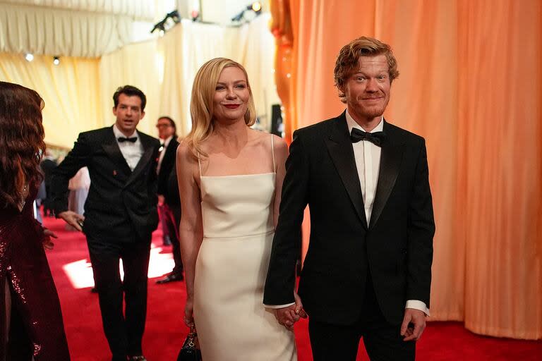 Kirsten Dunst y su pareja Jesse Plemons en los Oscar, en marzo último; se conocieron en Fargo y volvieron a trabajar juntos en El poder del perro