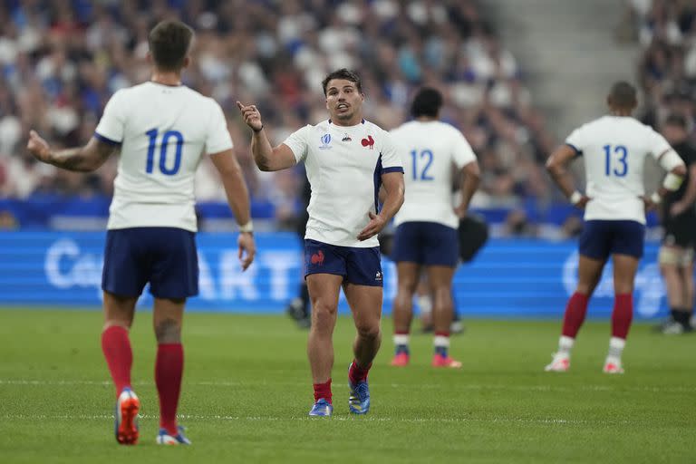 Antoine Dupont regresa tras ser operado de una fractura en el pómulo