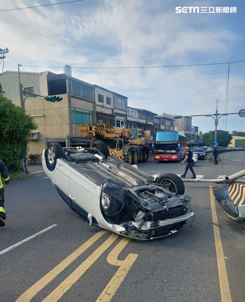 整部車翻覆在路上。（圖／翻攝畫面）