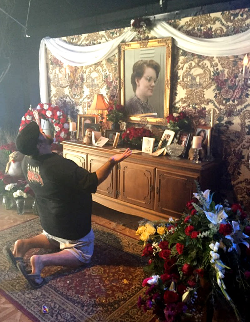 <p>A grieving fan pays homage to Barb.<br><br>(Photo: Yahoo) </p>