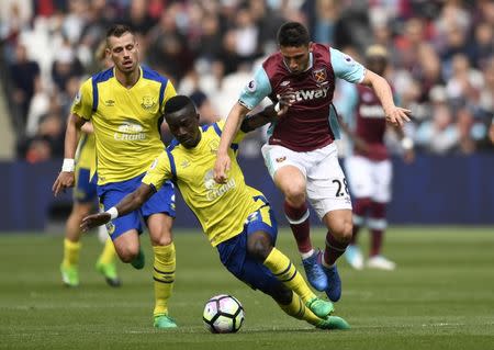 Britain Soccer Football - West Ham United v Everton - Premier League - London Stadium - 22/4/17 West Ham United's Jonathan Calleri in action with Everton's Idrissa Gueye and Morgan Schneiderlin Action Images via Reuters / Tony O'Brien Livepic