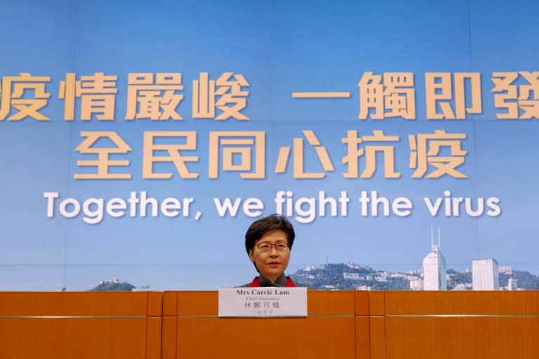 Carrie Lam, jefa del Ejecutivo de Hong Kong, durante la rueda de prensa en que se anunciaron las nuevas medidas de restricción por la pandemia del coronavirus, el 5 de enero de 2022 en la ciudad china (AFP/Daniel Suen)